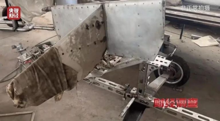 鲁男在面条厂「搓飞机」上网卖 媒体:不是创新是作恶 飞机零件都生锈了。(央视财经截屏)