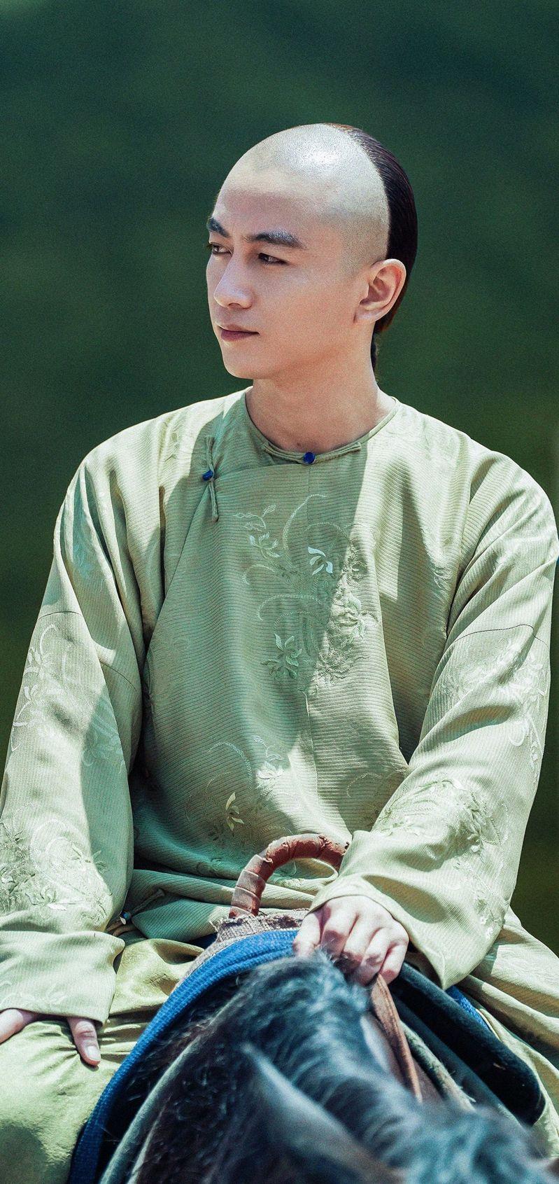 离婚近一年的陈晓(图)与陈妍希,将「隔空对决」。(取材自微博)