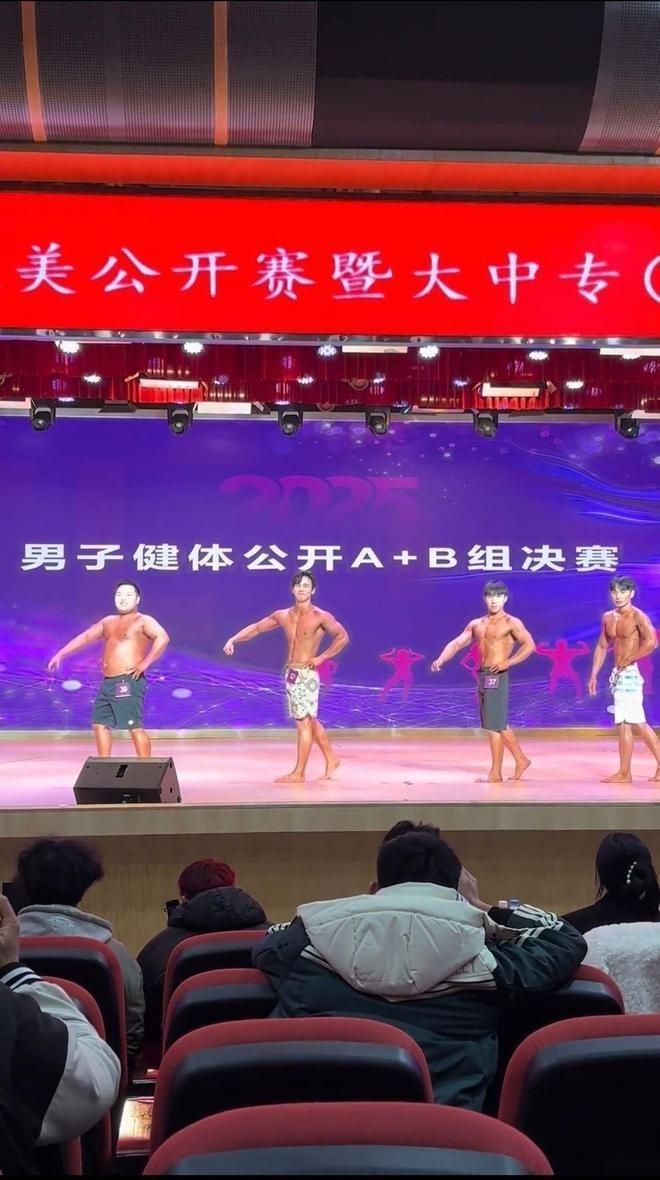 健美比赛混入一个「小胖子」。(取材自极目新闻)