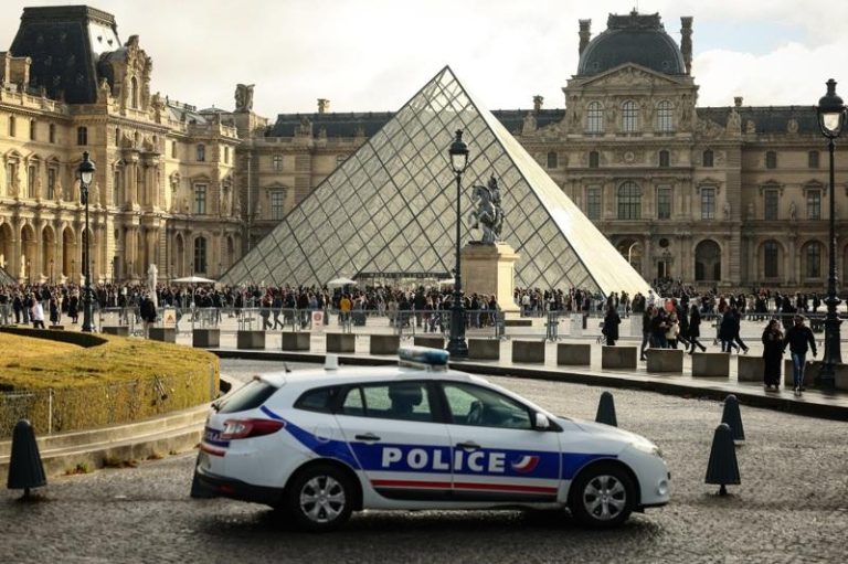 巴黎罗浮宫惊天珠宝窃案 法国再逮捕4嫌 罗浮宫博物馆(Louvre Museum)10月19日在光天化日下发生的帝国时期珠宝窃案,当局经过调查后,25日再逮捕4人。美联社