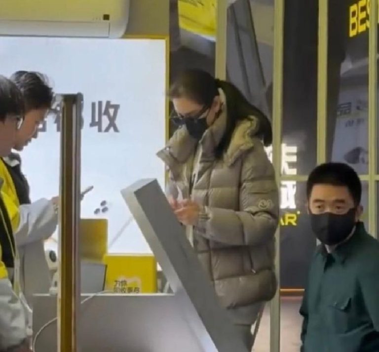 身价42亿也要省?CEO陪妻子卖旧手机 网友赞:接地气 理想汽车创办人李想(右)陪妻子卖旧手机引起热议。图翻摄自抖音