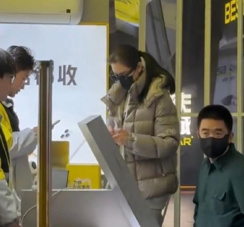 理想汽车创办人李想(右)陪妻子卖旧手机引起热议。图翻摄自抖音