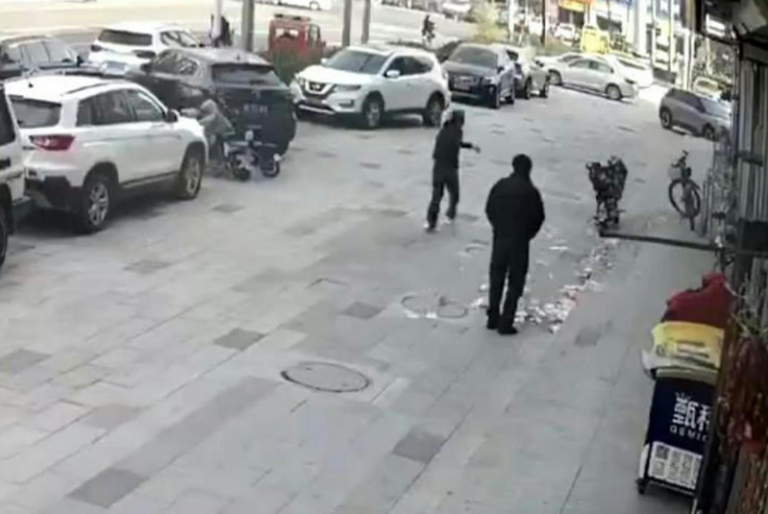 河北男银行出来 5万现金被刮飞200米 30分钟后结局完美 男子从银行出来,5万元现金被风吹飞200米。(视频截屏)