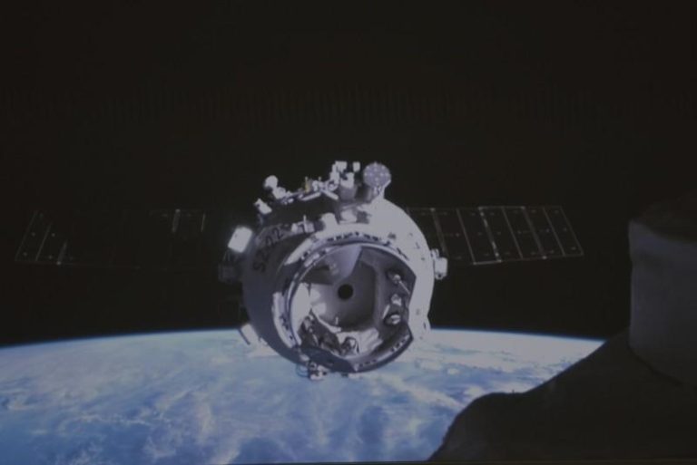 难度极高…神20舷窗若在轨修补成功 将是人类史上首次 神舟22号飞船与空间站组合体交会对接。(新华社)