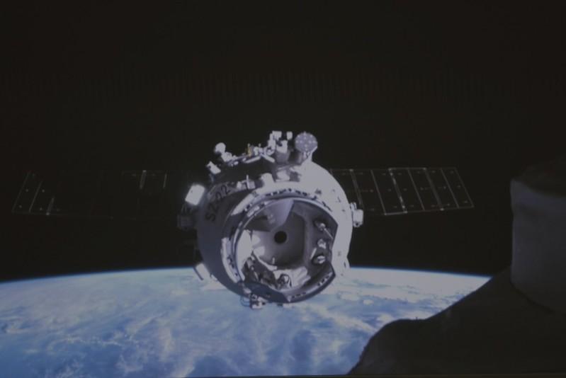 神舟22号飞船与空间站组合体交会对接。(新华社)