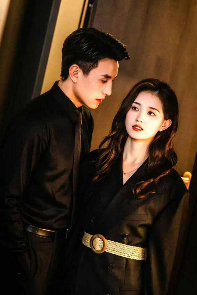 刘萧旭、郭宇欣主演的「盛夏芬德拉」,堪称现象级短剧。(取材自微博)