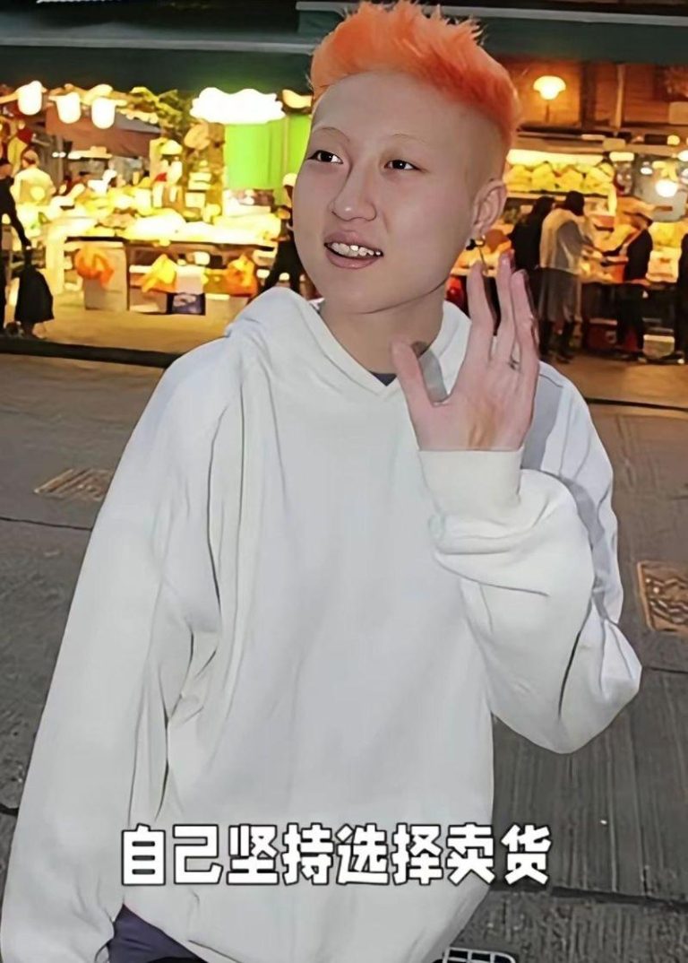 成龙女儿吴卓林近期被目击在香港摆地摊。(取材自微博)