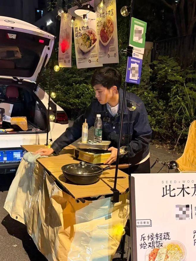 小叶开奔驰摆摊卖盒饭。(取材自橙柿交互·都市快报)