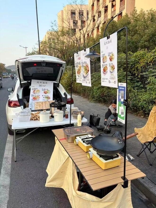 小叶开奔驰摆摊卖盒饭。(取材自橙柿交互·都市快报)