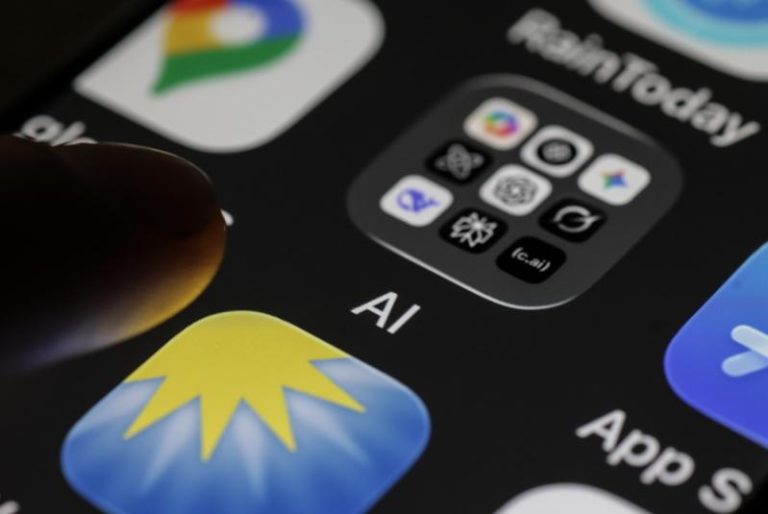 欧洲议会27日通过一项决议，呼吁将欧洲联盟内社群媒体的缺省使用年龄限制订为16岁。欧新社