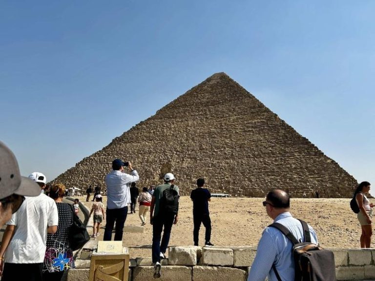 埃及5国「美杜莎」联合军演 主阶段剑指东地中海 埃及武装部队目前与希腊等5国军队,在埃及进行「美杜莎-14」联合军演。不同参演国的伞兵部队携带国旗飞越吉萨金字塔,并自由落体跳伞,以训练各部队间的协调性和凝聚力。中央社