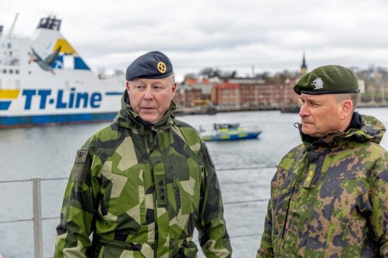 因应俄罗斯军事威胁 瑞典拟增加长程武器与防空系统 瑞典国防参谋部部长爱德斯壮(Carl-Johan Edstrom,左)和芬兰陆军少将卡里·尼苏拉(Kari Niisula,右)于今年5月2日在瑞典奥斯卡尔斯哈姆港的近海护卫舰赫尔辛堡号上合影。路透