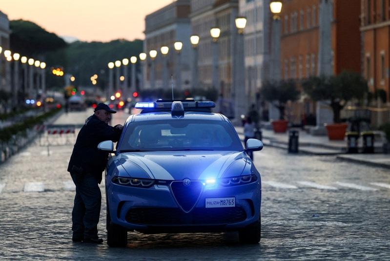 意大利国家统计局(Istat)指出,2024年全国共发生327起杀人事件,其中116名受害者为女性或女孩。意大利警察示意图,非新闻相关图。(路透)