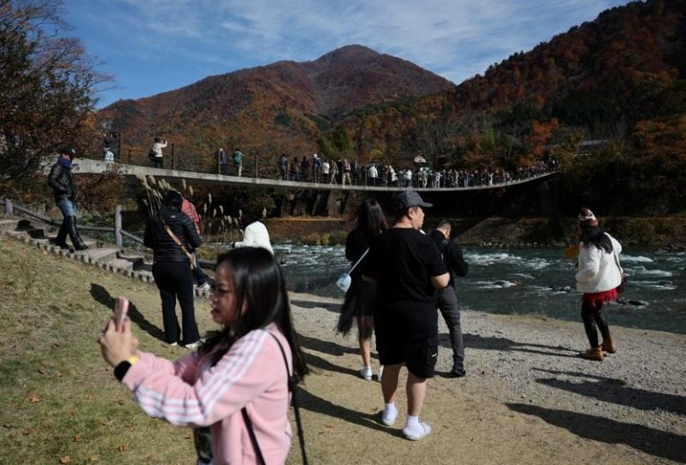 日本政府在研议是否要求外国人在入境前必须先投保医疗险。图为在日本的外国观光客。(路透)