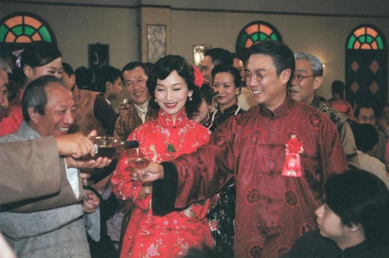 71岁赵雅芝出席派对打鼓，活力十足。（取材自微博）