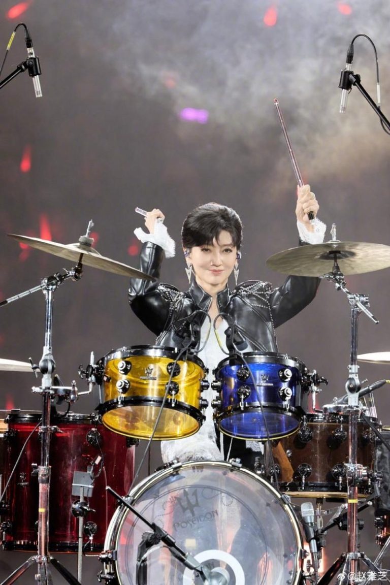 71岁赵雅芝出席派对打鼓，活力十足。（取材自微博）