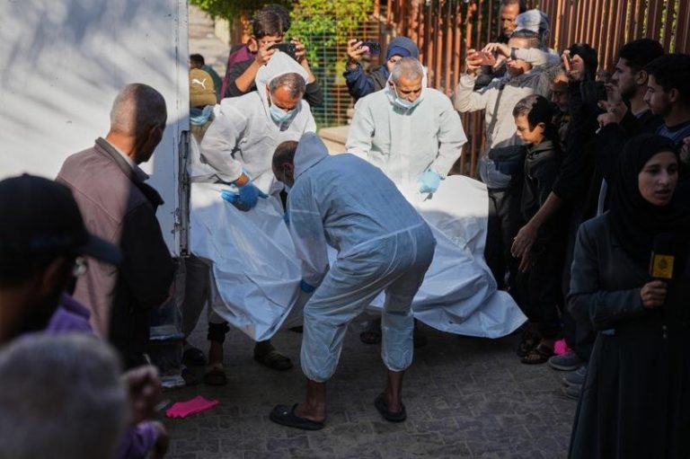 根据停火协议，从以色列返回的巴勒斯坦的囚犯遗体被运往加萨。 (美联社)