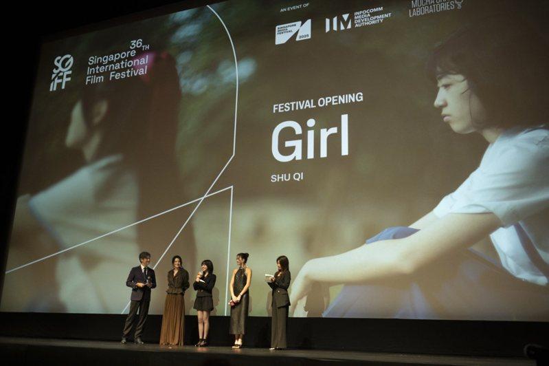 舒淇与「女孩」主演9m88、白小樱(中)，亮丽出席新加坡国际影展开幕仪式。(甲上娱乐提供)