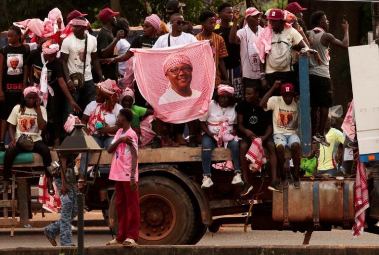 几内亚比绍发生政变，军方推翻总统恩巴罗（图中旗帜人物）、终止选举程序，并推举军事将领来领导国家。（路透）