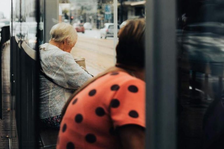 义失业男假扮过世母亲3年诈领养老金 最后败在这件事 男子假扮成母亲三年,最后因体毛旺盛事迹败露。示意图,非新闻当事者。(取材自pexels.com@Łukasz Klimkiewicz)