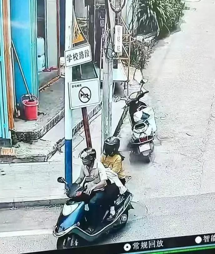 女教师坐在男友摩托车后座，在路上行驶画面。（取材自中国新闻周刊）