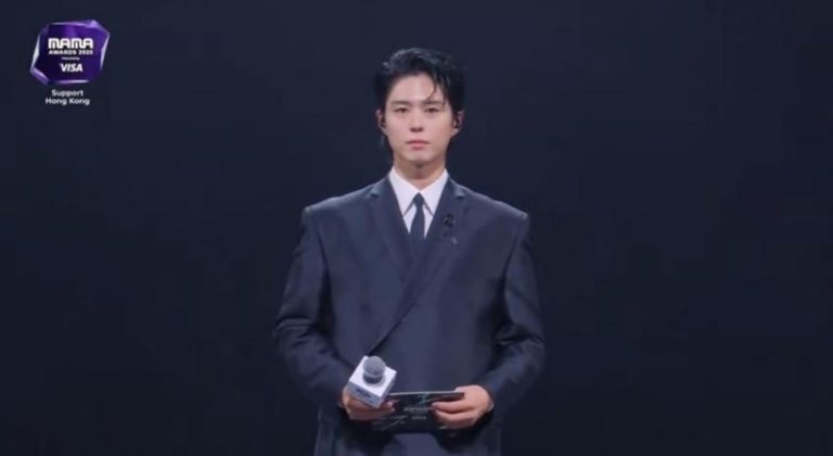 朴宝剑一脸肃穆穿着黑西装登场。图／翻摄自Mnet