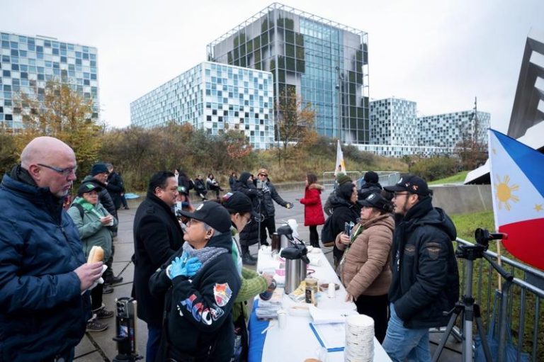 国际刑事法院（ICC）上诉庭28日驳回菲律宾前总统杜特蒂以人道理由提出的暂时释放请愿。图为前菲律宾总统杜特蒂的支持者们在法院外集会。欧新社