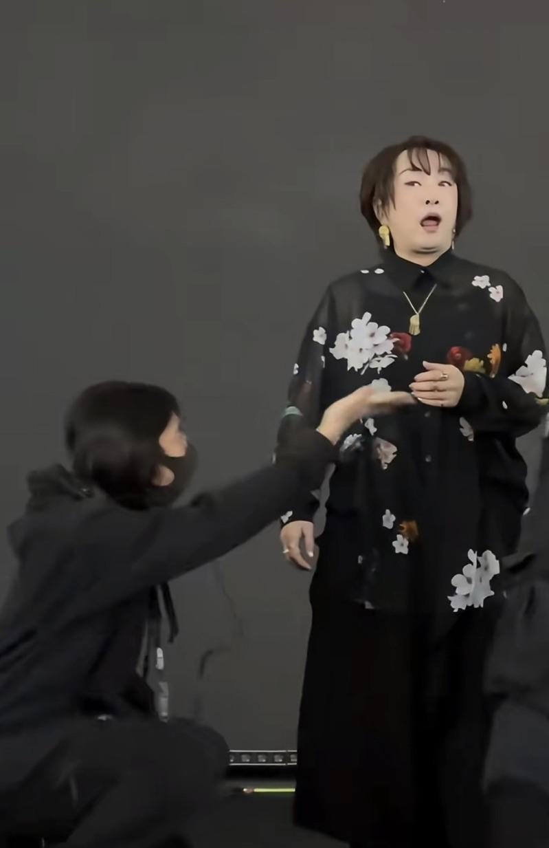 大槻真希演唱到一半突然被中断。图／摘自小红书