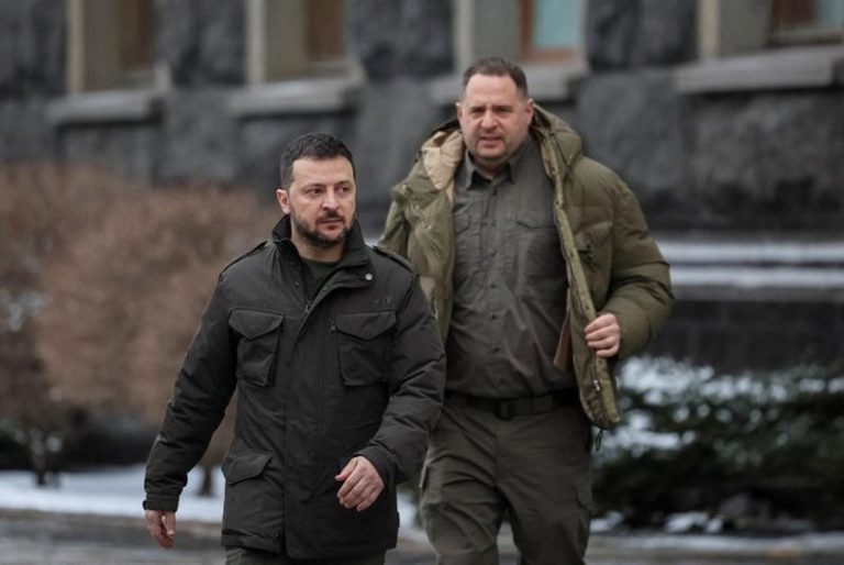泽伦斯基失去最强心腹 幕僚长叶尔马克住家遭反贪搜查后请辞获准 乌克兰总统泽伦斯基(左)和总统府办公室主任叶尔马克(右)是多年好友与知己。(路透数据照)
