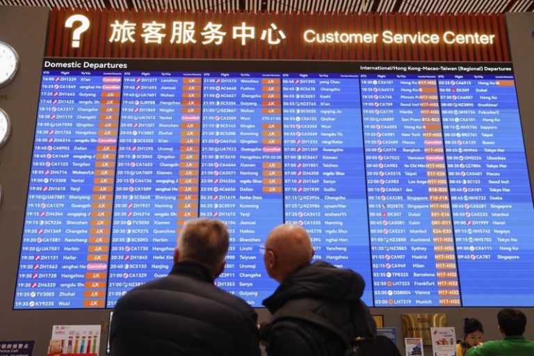 禁游令效应扩大 12月份中国飞日本停班航班2天内暴增2倍以上 中国政府祭出「限游令」后,往返日本与中国的航班停飞情况持续扩大。图为在北京首都机场查看航班的旅客。(欧新社)