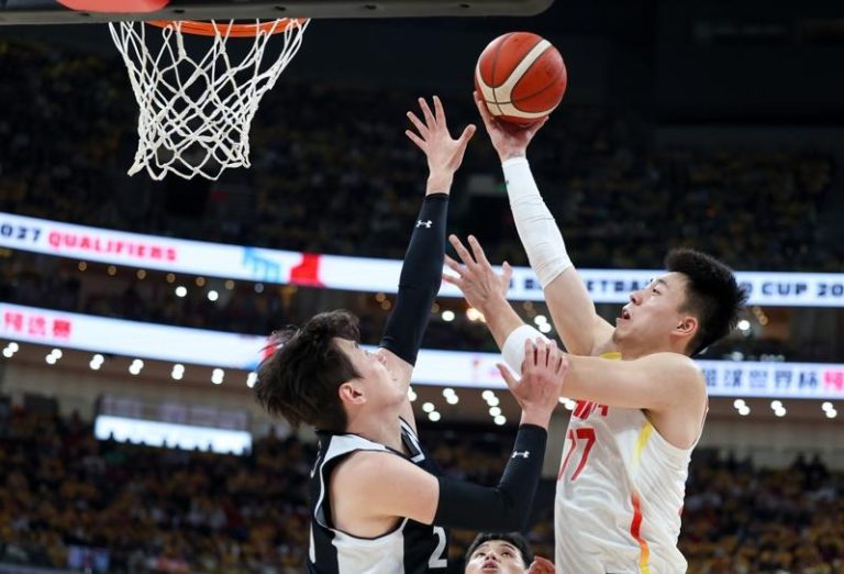 「和男足一样没长进」中国男篮又输南韩 世预赛开门黑被骂翻 中国队球员张镇麟(右)28日在比赛中上篮。(新华社)