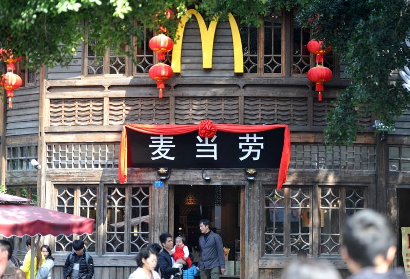 长居德国的华人网友久违返回中国,大叹国内物价「卷到不可思议」,晚饭后还忍不住点宵夜外送。示意图,非新闻事件图。图为天津一处夜市的煎饼摊位。(新华社)