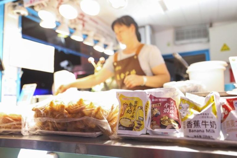 华人长居海外七年返乡青岛惊呼「便宜到想笑」 揭最大差异 长居德国的华人网友久违返回中国,大叹国内物价「卷到不可思议」,晚饭后还忍不住点宵夜外送。示意图,非新闻事件图。图为天津一处夜市的煎饼摊位。(新华社)