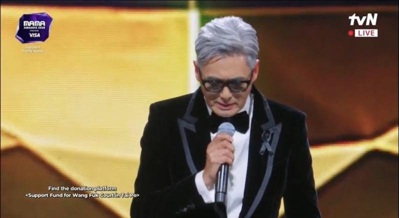 周润发一头白发低头啜泣默哀。(图/翻摄自Mnet)