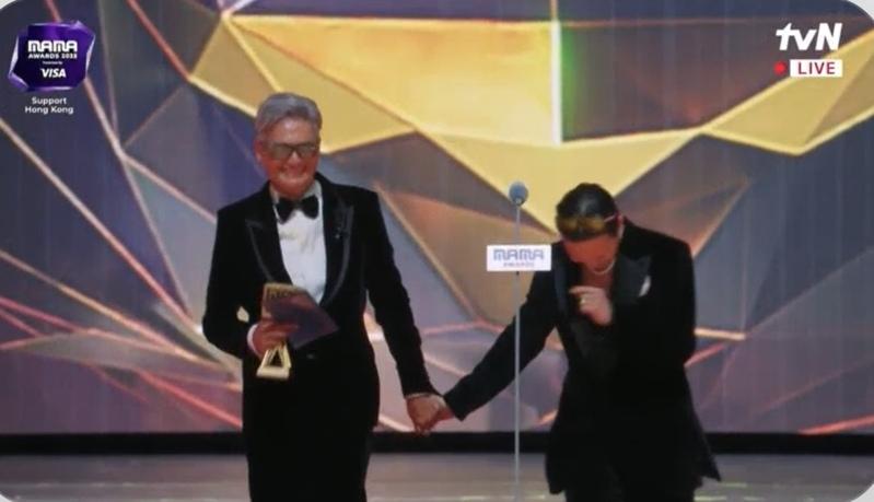 周润发一头白发低头啜泣默哀。(图/翻摄自Mnet)