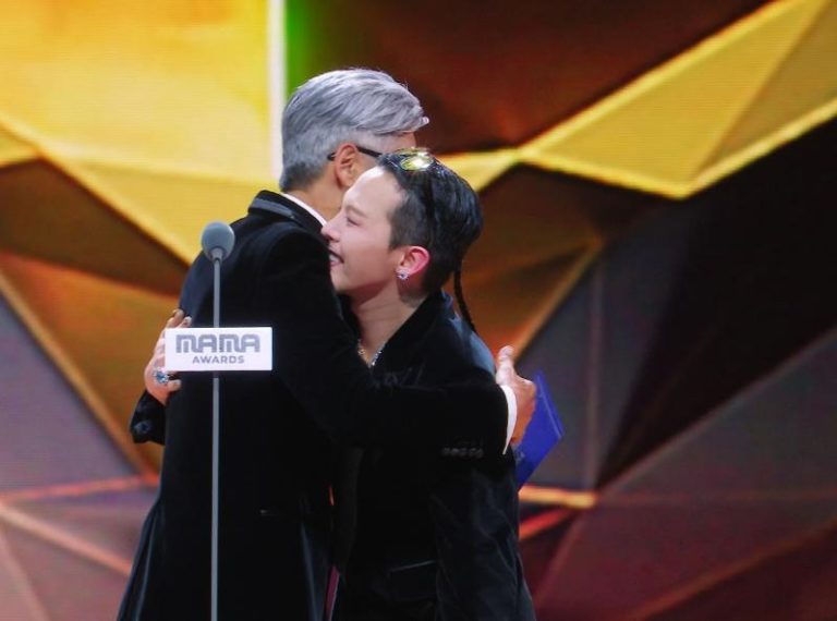 周润发颁奖给GD的画面全网疯传。图／翻摄自Mnet