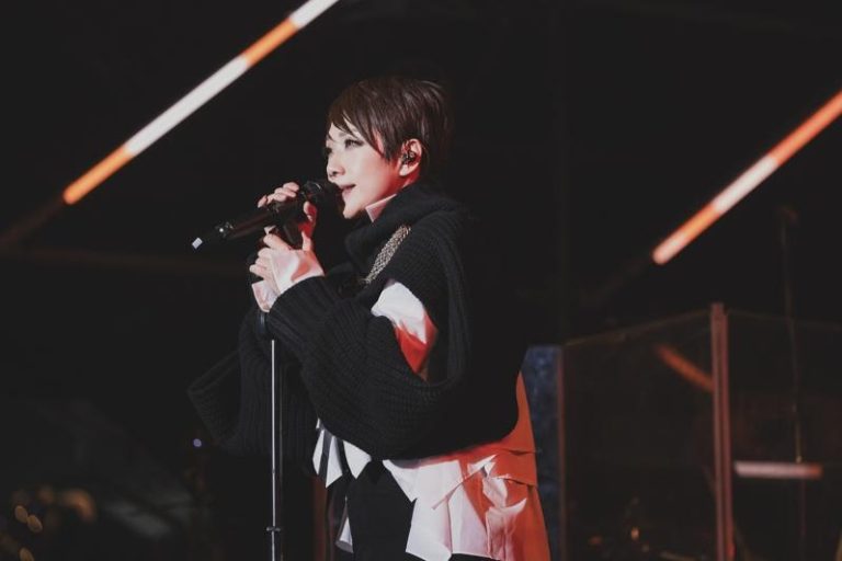 林忆莲虽然感冒导致喉咙沙哑，但一开口音色仍相当有水准。图／简单生活节提供