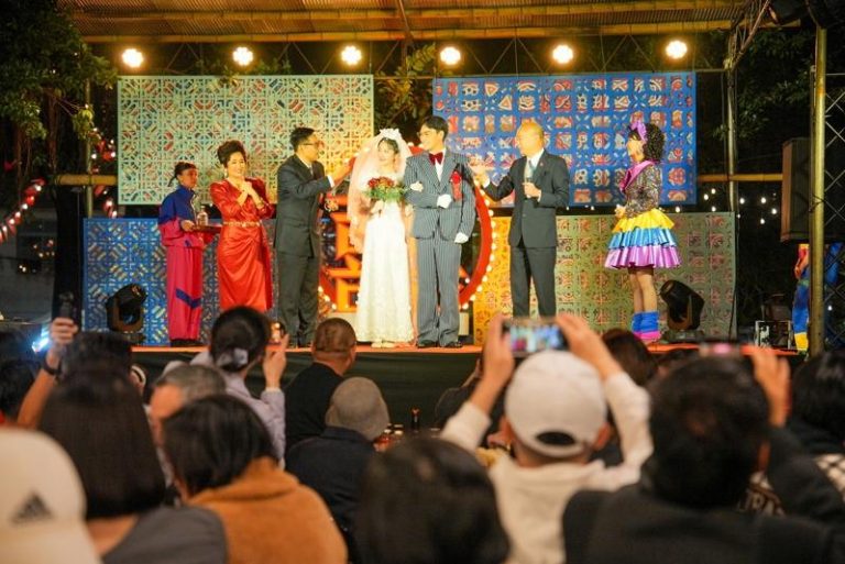 韩国瑜扮「新郎叔叔」才举杯 98岁妈旋即下令:不可以喝酒 「一村喜事:康乐队来了」邀请韩国瑜院长(右二)上台祝贺新人,与主婚人岑永康(左三)干杯。(金星文创提供)