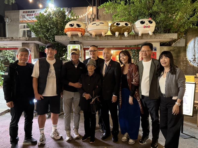 「一村喜事:康乐队来了」邀请韩国瑜院长(右二)上台祝贺新人,与主婚人岑永康(左三)干杯。(金星文创提供)