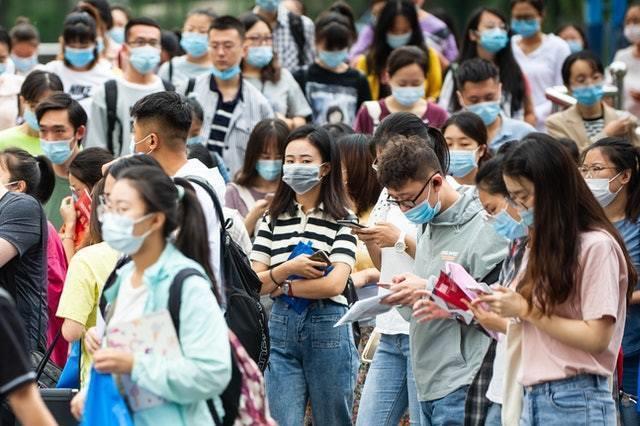 中国官方30日举行2026年度公务员公共科目笔试,今年通过资格审查人数与录用计划数之比约为98:1,招考人数相比去年有小幅减少,但报考人数创历史新高。图为山西太原,参加大陆公务员考试的考生陆续进入考场数据照。(中新社)