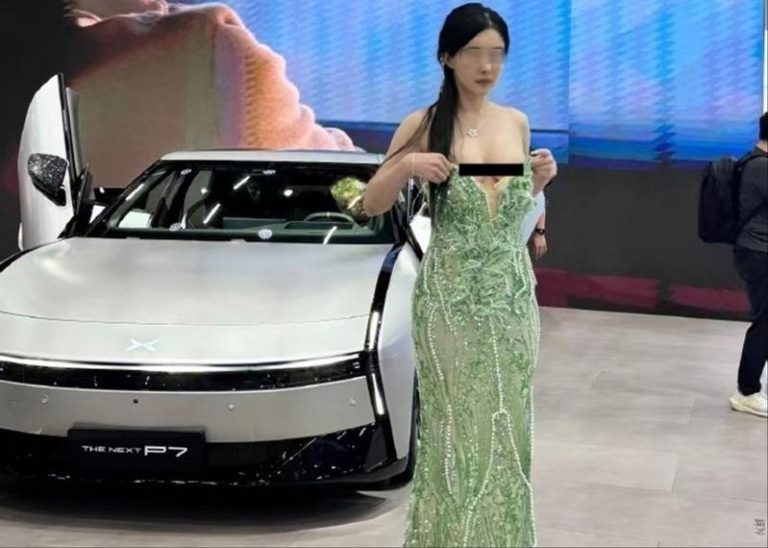 车模不雅视频疯传 小鹏车太低俗? 品牌方急喊是AI搞的 中国车模的不雅视频28日在网上迅速流传。(视频截屏)