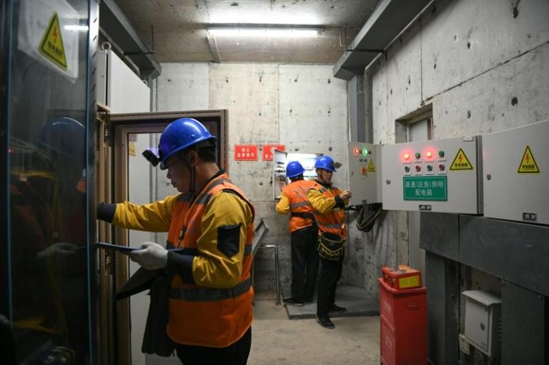 国务院安委会日前印发通知，部署开展高层建筑重大火灾风险隐患排查整治行动，聚焦有人员居住和活动的高层民用建筑。（新华社）