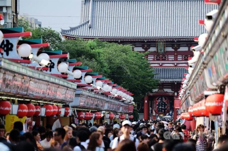 中国赴日喊卡半月 影响有限 日本旅游业照样忙 图为游客如织的东京浅草寺一带。(中央社档案照)