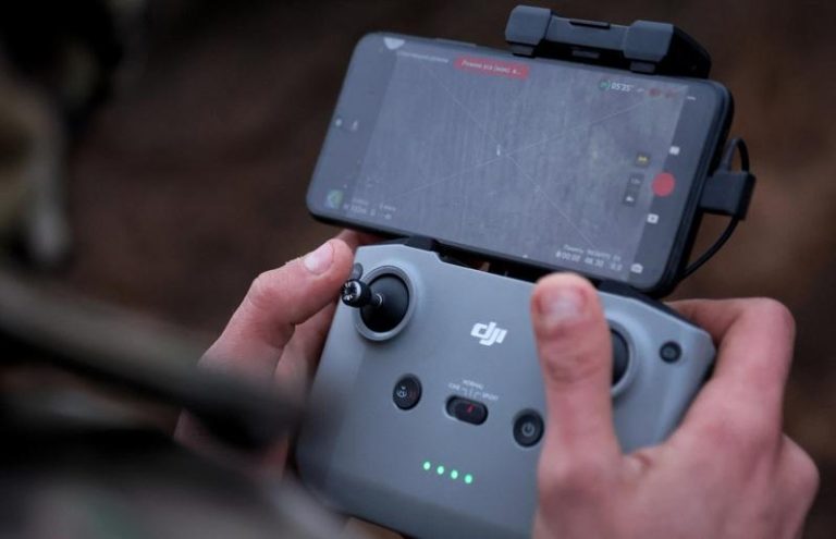 打击俄国目标 乌克兰无人机借助AI提升战场优势 乌克兰士兵操作无人机。(路透)