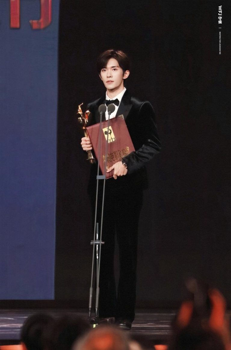 易烊千玺金鸡最年轻影帝 王晶:挑残疾角色容易拿奖 易烊千玺凭借电影「小小的我」夺下金鸡奖影帝。(取材自易烊千玺微博)