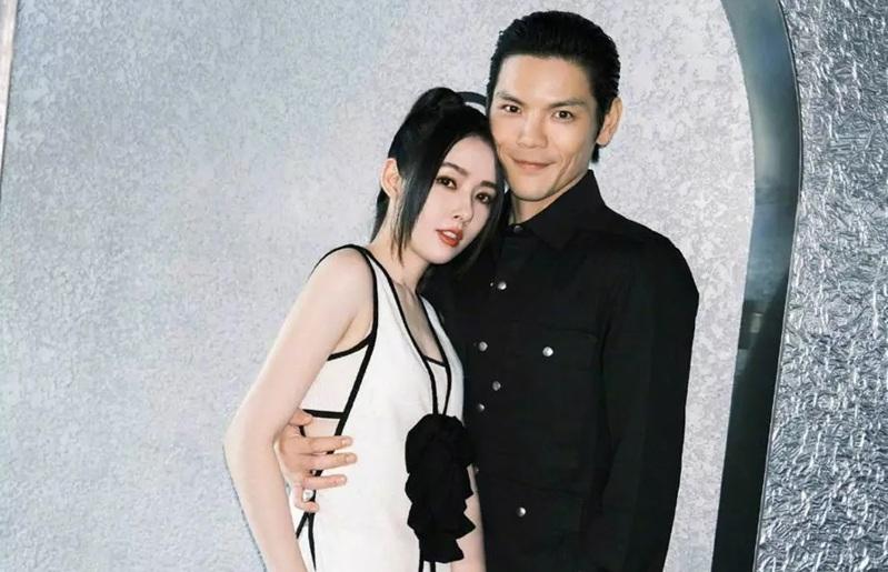 向佐(右)、郭碧婷育有一双儿女。(取材自微博)