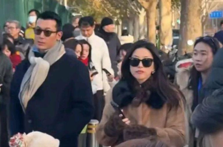 新剧搭霍建华火了…朱珠被拍到面无表情「对老公做一件事」 登热搜 朱珠(右)身为抢占最佳取景位置,竟然以手臂轻推丈夫(左)。(取材自微博)