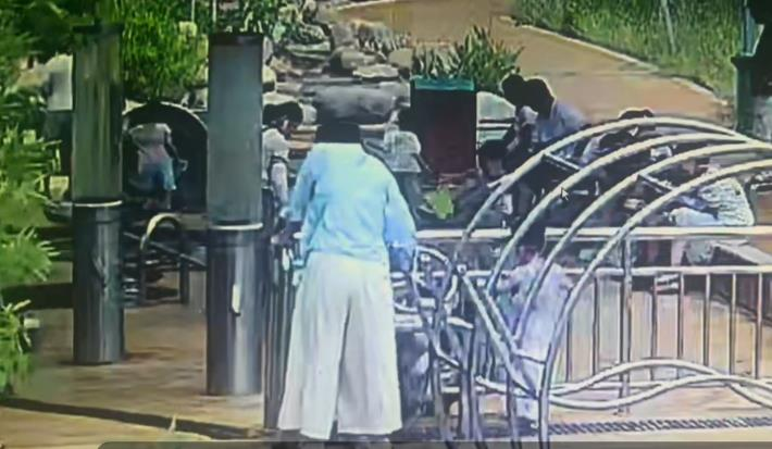 事发时的监控画面。(取材自红星新闻)