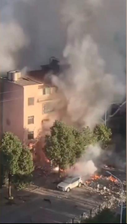 烟花店爆炸威力惊人。(取材自新黄河)