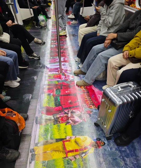 宁波地铁车厢里的「十里红妆」地贴。(取材自都市时报)